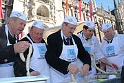 MdL Hermann Memmel, Stadtrat Helmut Schmid und Ob Christian Ude bei der Herstellung von Weißwürsten (Foto: Martin Schmtz)